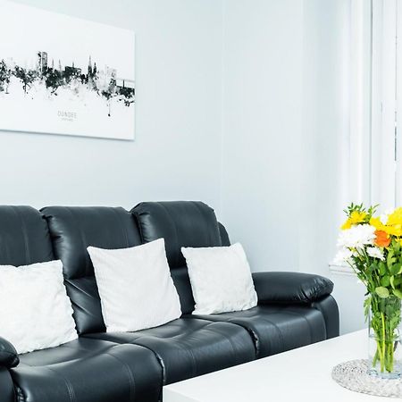 Central Serviced Apartments - 2 Bedroom - Ground Floor - Monthly & Weekly Bookings Welcome - Free Street Parking - 2 Double Beds - Wifi - Smart Tvs In Rooms - Fully Equipped - Heating 24-7 - Contractor & Short Stay Favourite Dundee Bagian luar foto
