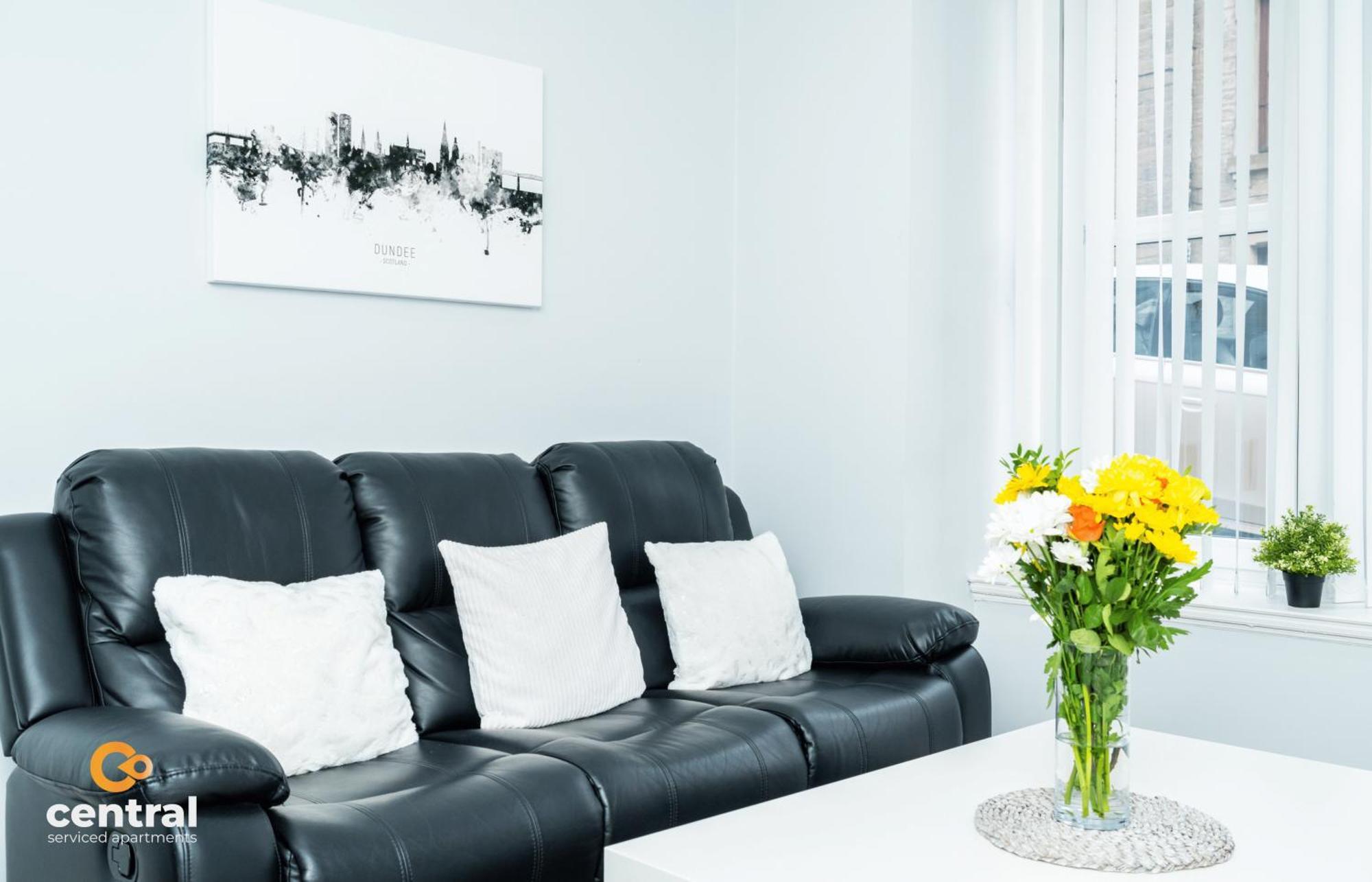 Central Serviced Apartments - 2 Bedroom - Ground Floor - Monthly & Weekly Bookings Welcome - Free Street Parking - 2 Double Beds - Wifi - Smart Tvs In Rooms - Fully Equipped - Heating 24-7 - Contractor & Short Stay Favourite Dundee Bagian luar foto