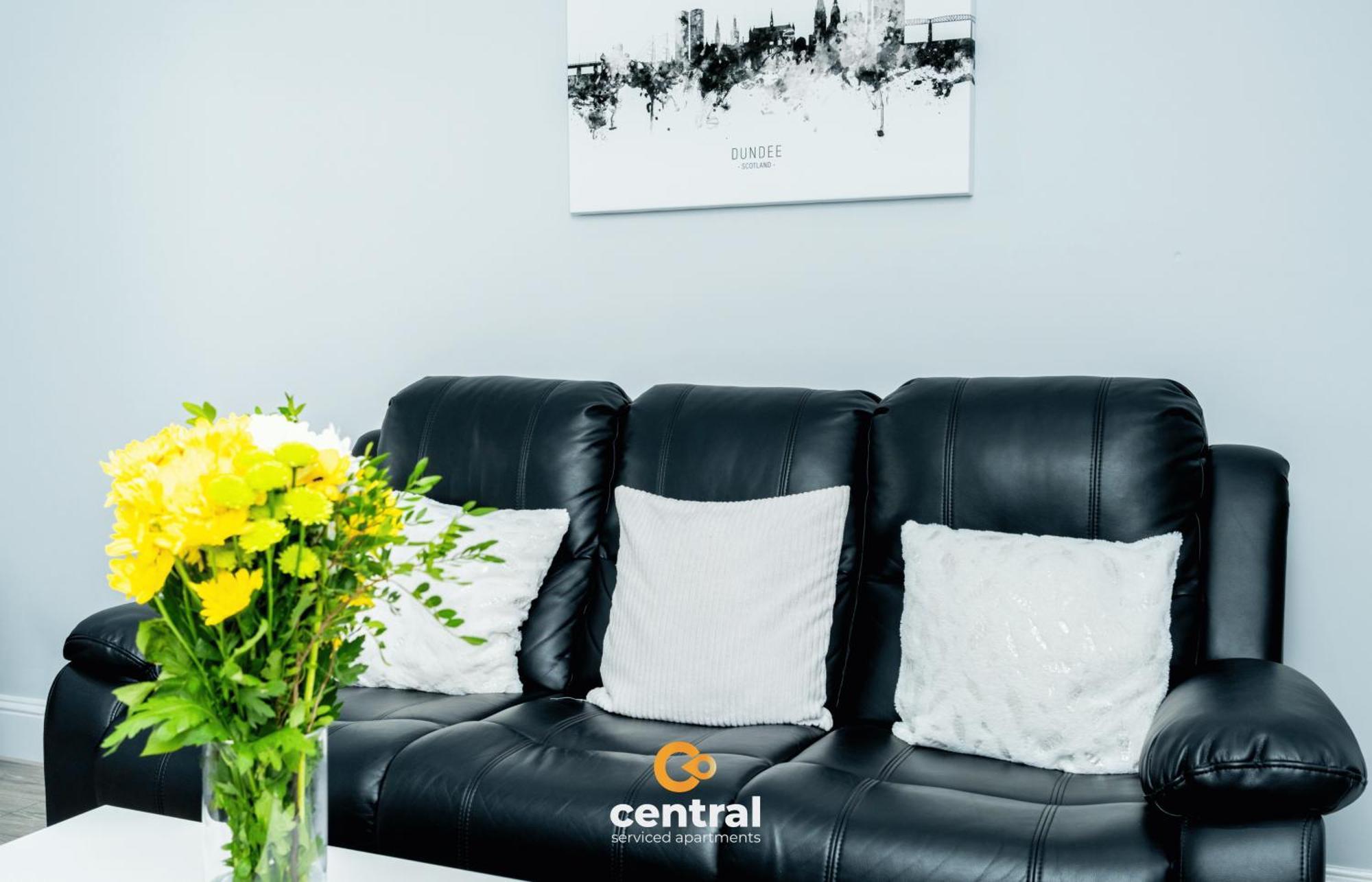 Central Serviced Apartments - 2 Bedroom - Ground Floor - Monthly & Weekly Bookings Welcome - Free Street Parking - 2 Double Beds - Wifi - Smart Tvs In Rooms - Fully Equipped - Heating 24-7 - Contractor & Short Stay Favourite Dundee Bagian luar foto