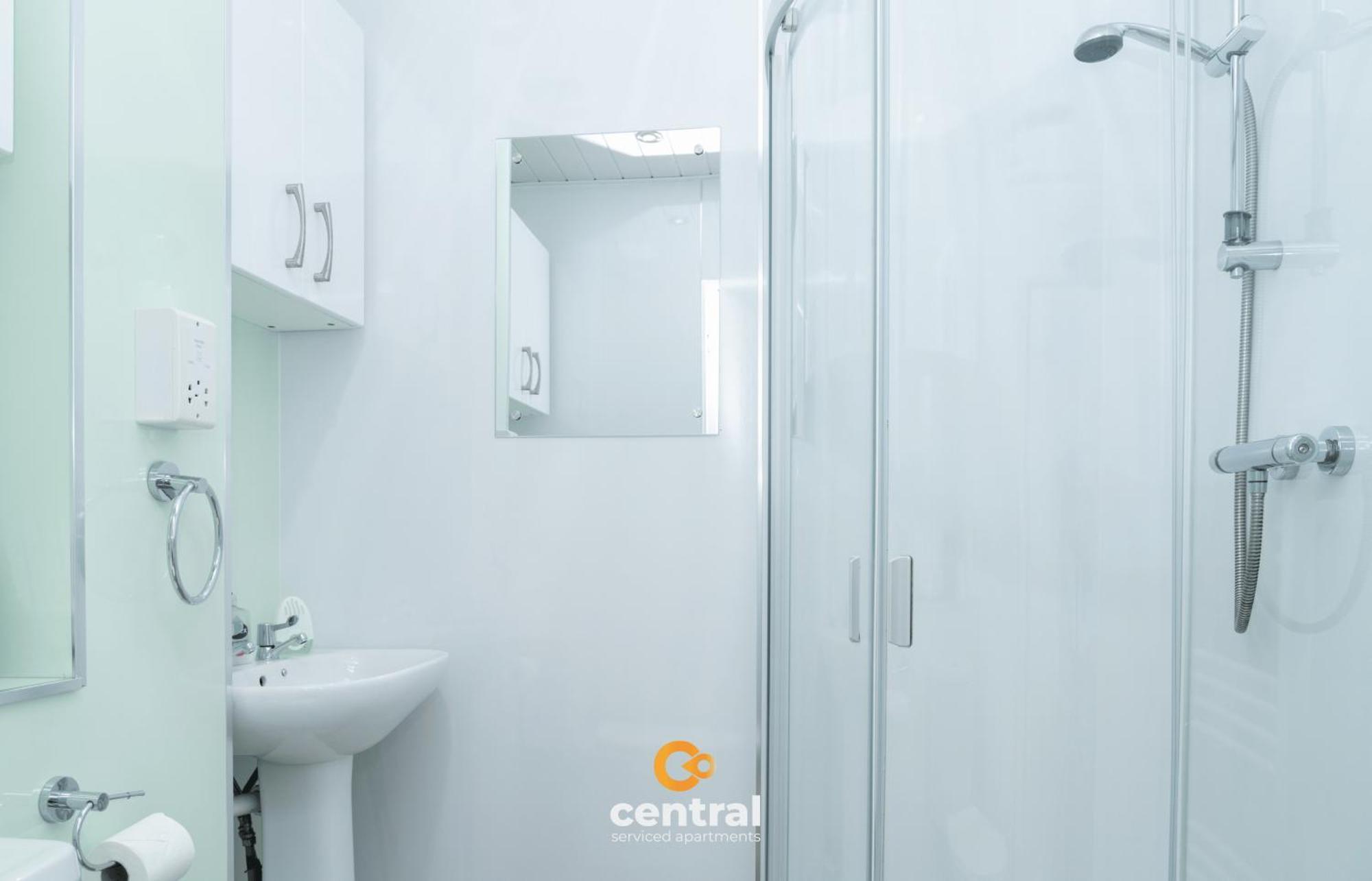 Central Serviced Apartments - 2 Bedroom - Ground Floor - Monthly & Weekly Bookings Welcome - Free Street Parking - 2 Double Beds - Wifi - Smart Tvs In Rooms - Fully Equipped - Heating 24-7 - Contractor & Short Stay Favourite Dundee Bagian luar foto