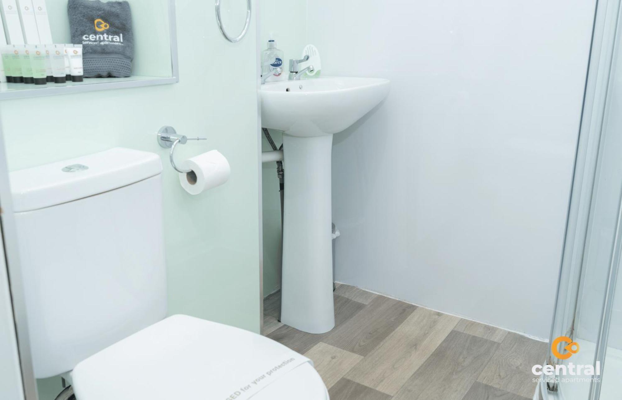 Central Serviced Apartments - 2 Bedroom - Ground Floor - Monthly & Weekly Bookings Welcome - Free Street Parking - 2 Double Beds - Wifi - Smart Tvs In Rooms - Fully Equipped - Heating 24-7 - Contractor & Short Stay Favourite Dundee Bagian luar foto